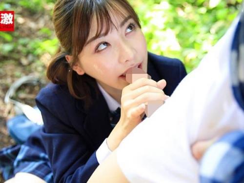 制服姿の美少女が、野外で出会った年上男性を誘惑し、情熱的に愛撫して官能的なひとときを過ごす！