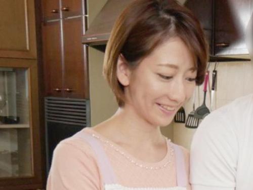 【無料エロ動画】「どうしてこんなにイっちゃうの⁉♡」娘の彼氏が身体を求めてくる。拒み切れずに関係を持った人妻は、何度もイかされ戸惑いながらも暴走する