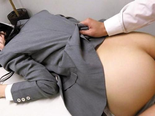 【レイプ】新人歓迎会で泥酔した美人OLがスーツを脱がされ、予期せぬ展開に！