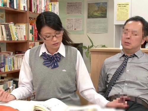 ＜ハメ撮りｘ図書館＞内面痴女性癖な美少女が音を立てずに中年チン〇を弄りまくってザーメン強奪‼
