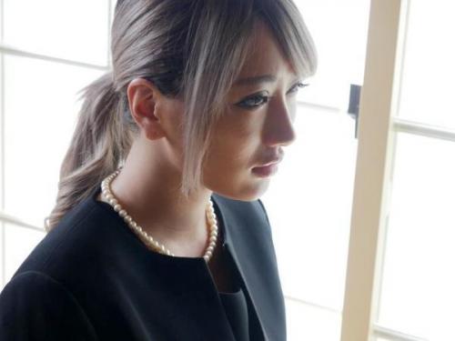 ＜AIKAｘ大槻ひびき＞亭主に先立たれ性欲溜まった美人未亡人が義息と義娘の倒錯3Pセックス！