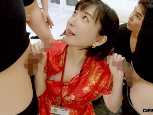 ＜倉田優希＞AV制作会社のちっぱい美人裏方社員さんが勃起チンポに囲まれてぱっくり咥えてザーメン絞り！