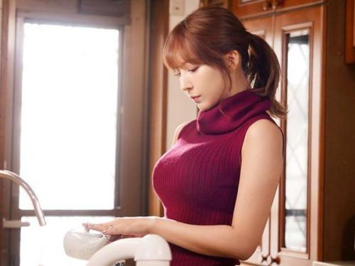 ＜三上悠亜＞極上ボディの美人妻が家に泊まりに来た亭主の部下の布団にもぐって禁断セックス！