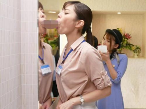 ＜OLｘフェラ＞仕事もチン〇を大好きな淫乱美人OLさんが壁から生え出た肉棒を咥えてザーメンごっくん！