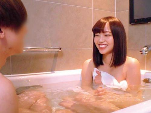 ＜素人ナンパ＞お金に釣られた美少女がイケメン混浴企画で発情しちゃって本気セックス！