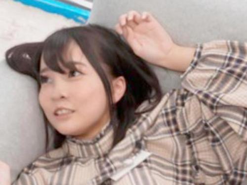 【素人】「入ってる!?♡」インタビュー中に攻められる少女。初めての快感に潮を吹いてびちょびちょに。前戯もいらないマンコは激しく突かれて絶頂を迎える