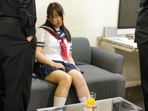禁断の制服美少女が、鬼畜な緊縛調教に囚われる！幼い肉体を貪る獣たちの欲望が、彼女を悲哀の淵へと追い込む。