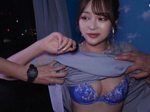 極上のエロな美少女をナンパし、ミステリアスなバスの旅へ！仕事もできるキャリアウーマンが、暗闇の中で愛撫され、情欲に駆られ狂ったように絶頂を迎える！