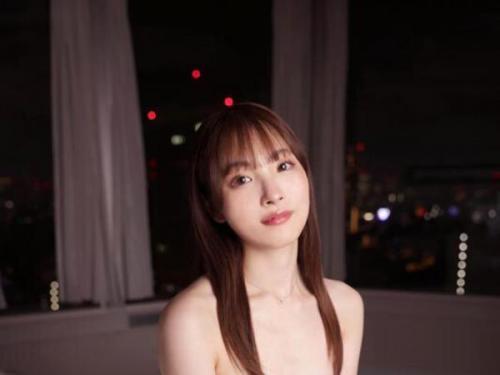 前回の撮影が脳裏に焼き付き、思い出すたびに欲望に溺れる美しい人妻。官能的な妄想に浸り、快楽の渦に身を委ねて狂おしく絶頂を迎える！