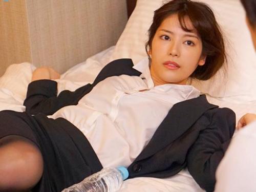 ＜楓カレンｘ出張先相部屋＞業務一途な若手美人社員が泥酔落ちに夜這いをかけられハメられる！