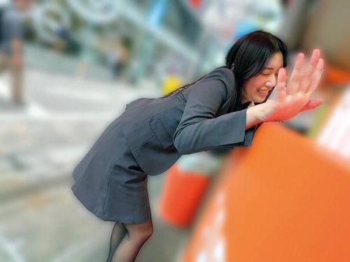 未経験の美人オフィスレディがリモートバイブを装着され、街中で快感に耐える羞恥プロジェクト。周囲の視線を意識しながらも、思わず身をよじる姿が愛らしすぎた。
