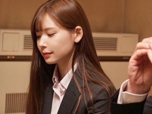 ＜明里つむぎｘ相部屋＞普段大人しめな美人社員が出張先で気になる上司を誘惑して濃厚汗だくセックス！