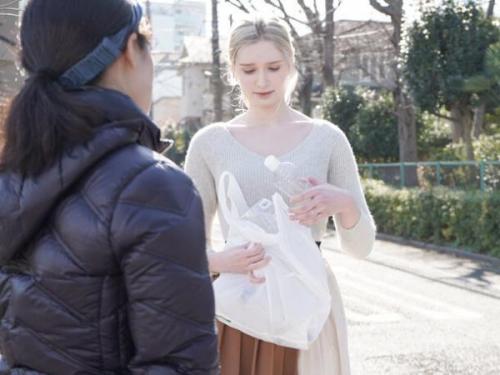＜リリー・ハートｘ白人妻＞日本に馴染めずストレス溜まった美人妻が他人棒にドハマり不倫セックス！