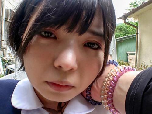 【制服美少女×禁断の快楽】「舐めて♡」制服姿の少女がトラックの荷台で秘部を愛撫され、理性を失い陶酔する♡