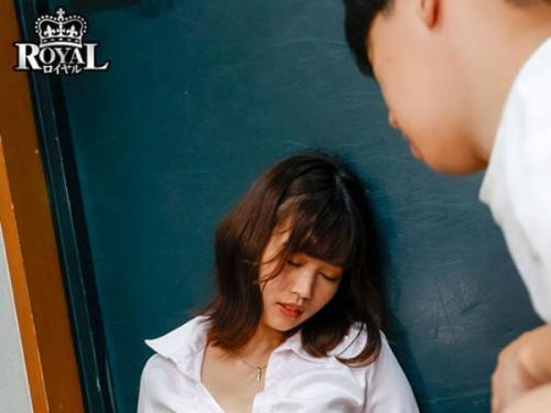 妹が初めての飲み会から帰宅、憧れの先輩と勘違いして絡んできて、理性を失いそのまま情熱的な夜に突入！