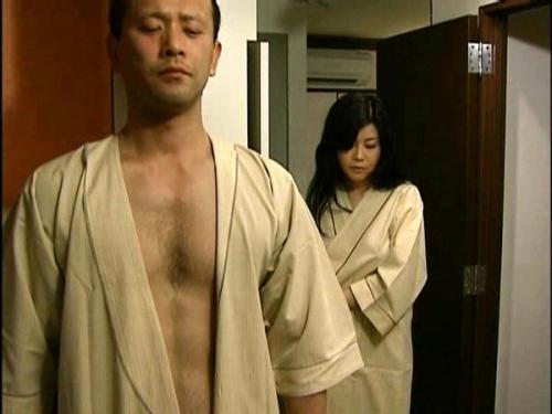 【電車】人妻が密かに抱く痴漢への欲望、ホテルでの密会で快楽に溺れ声を抑えられない夜