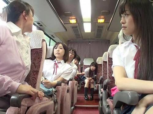 ＜修学旅行＞クラスに一人しかいない男子生徒の勃起チンポをみんなでシェアしてハメまくる美少女たち！