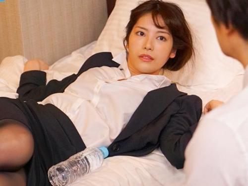 ＜楓カレンｘ出張先相部屋＞商談で疲れ切った出張先の夜に上司にハメられ快楽堕ちした美人社員‼