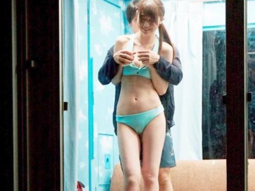 ＜逆転マジックミラー号＞丸見えとは知らずに公開ドスケベセックスしちゃう美巨乳美少女！