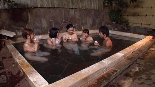 混浴の間違いで女湯の美淑女達に誘惑されて...人妻
