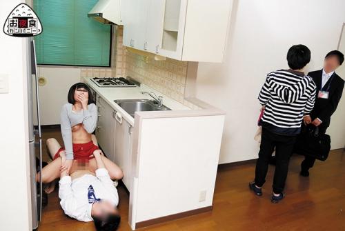 熟女+人妻と不動産屋の秘密内見！夫の目をくいくいと盗み見る淫らな新婚妻