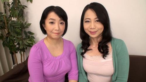 人妻の視線にドキドキ！友人同士で勃起チ○ポを一緒に鑑賞！