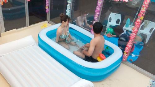 素人大学生カップルが恥じらいと快感に戸惑いながらも、ぬるぬるオイル素股に挑戦！