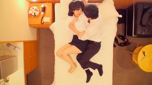 同僚ドッキリAV 素人男女が憧れの相部屋で急接近！会社に内緒の生ハメセックス！