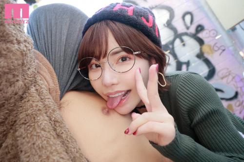 【深田えいみ】もう吹いてるってばぁ！素人M男を逆ナン逆レ●プ！