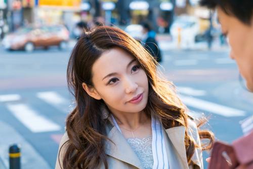 街角の美熟女たちに中出しセレブナンパ！