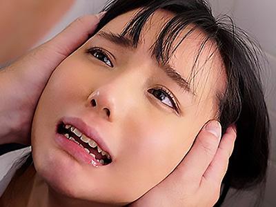 《女子校生》満員電車で無抵抗に弄ばれるセーラー服の美少女！彼女の絶望的な泣き声が心を打つ…