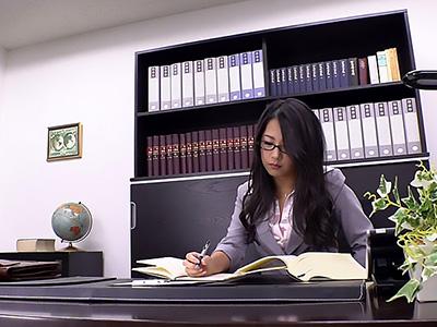 【弁護士×痴女】自らを慰める姿が悩ましい！美貌の法曹が欲望に溺れ獣欲剥き出しで乱れる瞬間