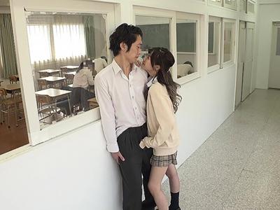 【女子校生×スレンダー】の萌袖の中でチンポシコシコ！？女子校生は男に密着して囁き言葉責め！誘惑はエスカレート！ww