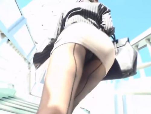 『パンスト・尻フェチ』エロい尻したミニスカ黒パンストのお姉さん！バス車内で隣に座った男誘惑尻コキして車内セックスしちゃう♡