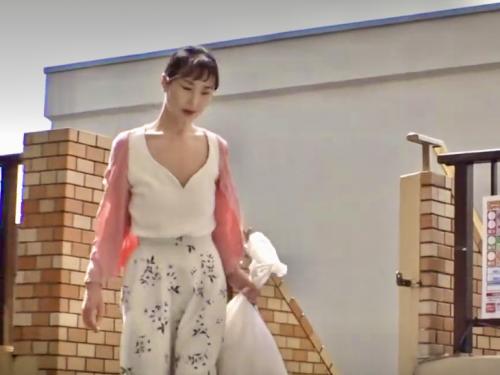 ＜人妻NTR＞貧乳美魔女おばさんかわいい！胸チラどころかモロ見え人妻にフル勃起して即ハメセックス！＜小野寺真優＞