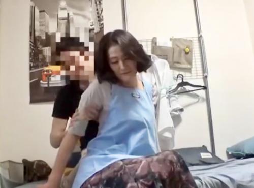 ＜人妻ナンパ＞５６歳になる熟された肉体！親子以上に年の離れた若い男に求められ美魔女セ●クス盗撮！