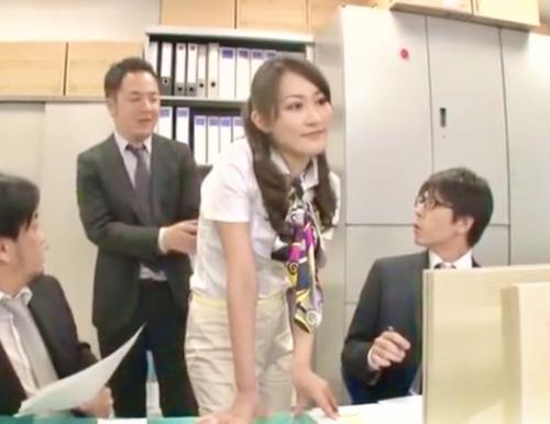 ＜熟女＞時間よ止まれオフィス集団イタズラ女上司仕事中、時間を止めてエロいたずらする鬼畜男部下たち
