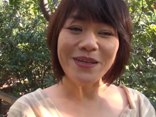 ＜人妻熟女NTR＞笑顔がカワイイの五十路スレンダー妻おばさん！若いデカチ〇ポに興奮絶叫アクメハメまくり！