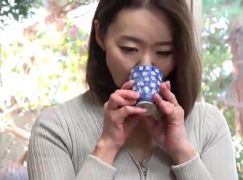 ＜NTR人妻熟女＞五十路清楚美魔女妻のチラリズム！欲情した男に襲われ性行為！