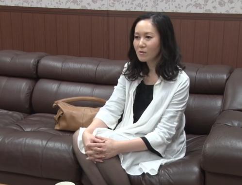＜熟女デビュー？＞AV面接にきた五十路美魔女妻！下着をめくり膣口を中指で掬うと白いメス汁膣奥生ハメ！