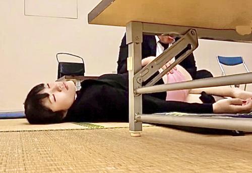 ＜NTR熟女レイプ＞業者の男が無防備な美魔女を犯す！黒のパンストを片足に掛けたまま激ピストン膣内射精！