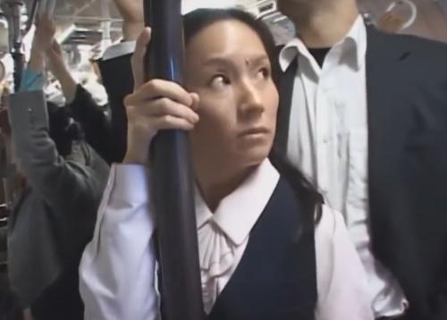 ＜ヘンリー塚本＞巨乳四十路美魔女熟女バス内で痴漢され鬼ピストン失神イキ！