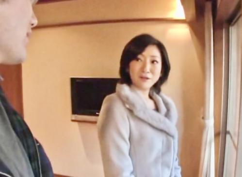 ＜母子相姦＞両親亡き後女手一つで育ててくれた美魔女おばさんママ浴衣温泉旅館乳揉み美熟女バック野外