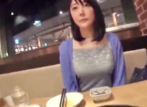 ＜人妻ナンパ＞おっぱいぷるんるんロケット美爆乳！スタイル抜群美魔女妻素人に膣内射精！NTR中出しセックス