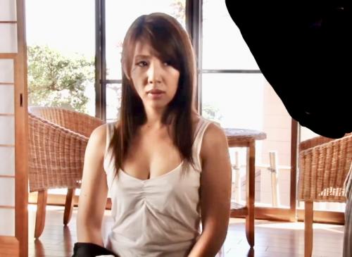 ＜NTR人妻熟女＞DV夫のレイプから逃げる美魔女人妻！母親想いの息子と禁断のセックス母子相姦