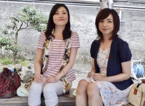 ＜NTR人妻ナンパ＞温泉観光で狙いを定めた美魔女奥様2人組！昼間から軽くお酒を飲んで部屋備え付けのお風呂で…