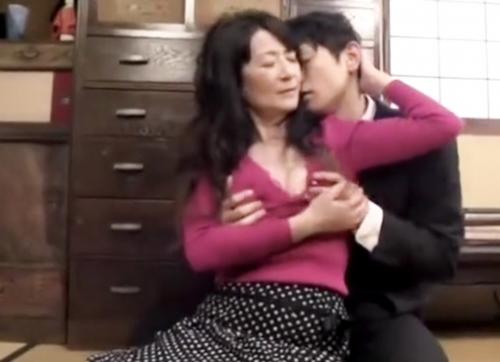 ＜還暦熟女＞60歳になっても艶やか美魔女！性欲もまだまだイキり勃ったチ〇ポをガッツリ咥え込み！
