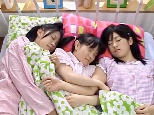 《JSロリ 森野琴梨 小森もも むかいねね》留守番のJS3姉妹がレズプレイ！レズクンニで百合イキ！