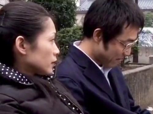 ＜人妻熟女NTR＞仕事もせず自宅に引きこもり旦那！夫以外のチ●ポを挿し込まれ真っ赤な顔をして乱れていく美魔女！