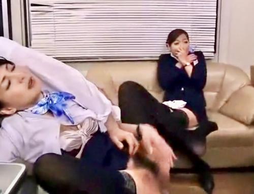 ＜人妻熟女＞美魔女CA養成学校マドンナ航空！男女教官からご奉仕手マンされ大量潮吹きアクメ！美女お姉さんと3P乱交